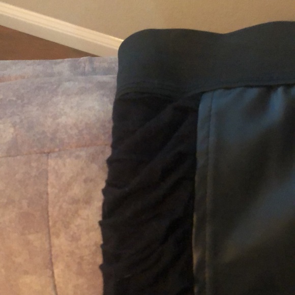 Arden B Black leather micro skirt with ruching on the sides - Picture 2 of 2